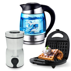 Set aus Waffeleisen, Wasserkocher und Kaffeemühle