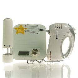 Set aus Handmixer, umweltfreundlicher Küchenwaage und weißer elektrischer Kaffeemühle