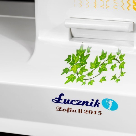 Lucznik Zofia II 2015 sewing machine with a set of feet