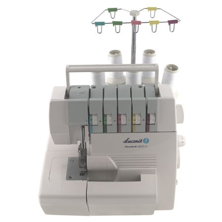 Overlock 820D5 mit einer Reihe von Füßen