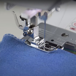 Lucznik MIA sewing machine with carrying case