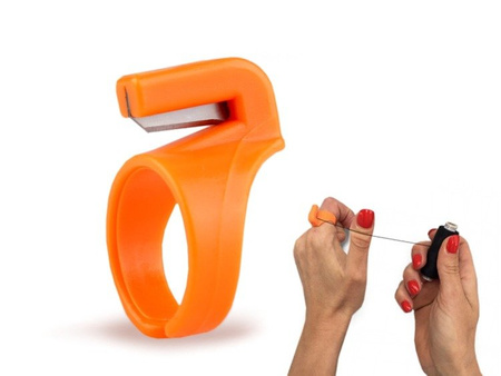 Thimble with thread cutter