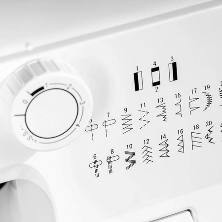 Karina 910 sewing machine with thread set