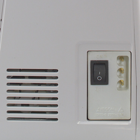 Šicí stroj Kornelia 2004 II s přepravním kufříkem