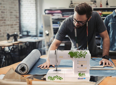 Lucznik Zofia II sewing machine with a set of accessories