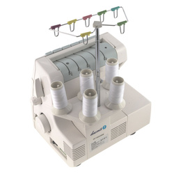 Overlock 820D5 mit einer Reihe von Füßen