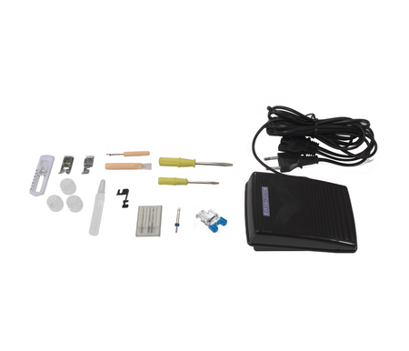 Швейна машина Kornelia II 2004 з лапками, голками та шпулями