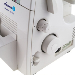 Overlock 820D5 z zestawem igieł