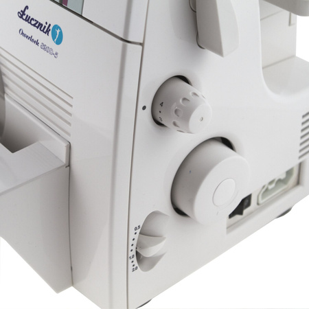 Overlock 820D5 se sadou nožiček