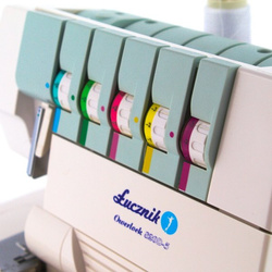 Overlock 820D5 z zestawem igieł