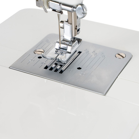Lucznik Polonia 2018 sewing machine with thread set
