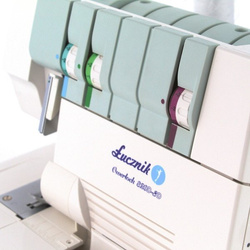Coverlock 820D3 z zestawem nici regular i igłami