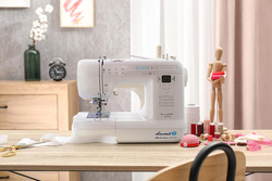 Malvina 2070 Nähmaschine mit Tisch und Füßen