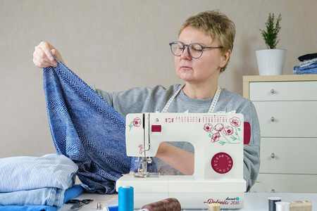 Maszyna do szycia Łucznik Polonia 2018 z zestawem nici