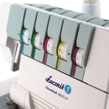 Overlock 820D5 se sadou nožiček