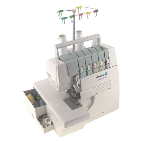 Overlock 820D5 mit einer Reihe von Füßen