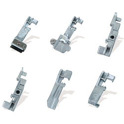 Overlock 820D5 mit einer Reihe von Füßen